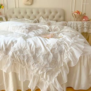 Bettwäsche Sets Koreanische Version französische weiße Lotus Spitze Romantische Prinzessin Stickerei Baumwoll Twill Schutz Quiltcover Bedskirt Kissenbezug