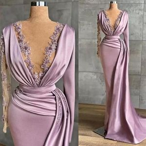 Satin Elegant sjöjungfru aftonklänningar med långa ärmar Deep V Neck Lace Appliced ​​Arabic Aso Ebi Ruched Sweep Train Prom Party Gowns