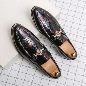 Yılan derisi desen loafers metal düğme tasarımcısı gündelik ayakkabılar elbise ayakkabıları erkekler deri İngiliz sivri uçlu klasik rahat günlük kıyafetler büyük boyut 38-46