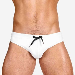 Moda de banho masculina Novos homens colorido de coloração sólida moda européia americana sexy com push pad resumos de natação Summer praia surf biquíni seco rápido j220913