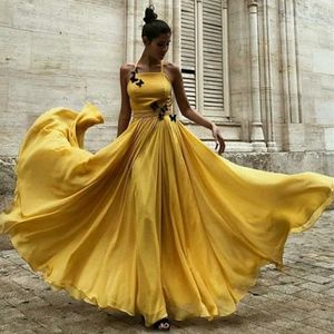 エレガントな黄色のウエディングドレスラインホルターネックプリーツ長いイブニングドレス女性の機会プラスサイズ