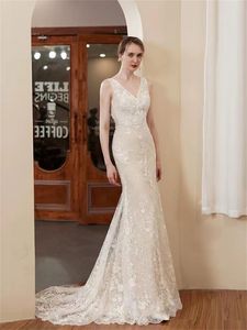 Luxury Wedding Dress V-hals Lace Bag Hip Fishtail Handbroderad pärlstav liten släpande ljus LD8034