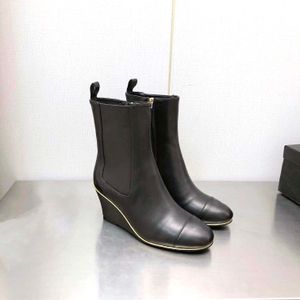 2023 Winter Women's Leather Martin Boots Goodquality Fashion Massioner Zipper Fashion Wedge Size 35-40