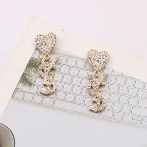 Basit 18K Altın Kaplama 925 Gümüş Lüks Marka Tasarımcıları Mini Çift Harfler Damızlık Geometrik Ünlü Kadınlar Kalp Kristal Yapay Elmas Küpe Düğün Parti Jewerlry