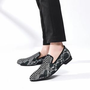 Sapatos casuais de homens de couro 2022 Brand masculina mocassins deslize respir￡vel em sapatos de condu￧￣o de moda Big Size 6-13