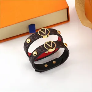 Modearmband Designer Kvinnor Armband Charm Delikat Osynlig Lyxsmycken Nytt magnetiskt spänne Guld Läderarmband Klocka Armband Fodral