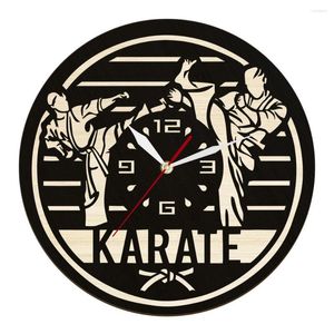 壁の時計日本の武道空手木製時計素朴な家の装飾自然木製戦闘スポーツアート時計カラテカギフト