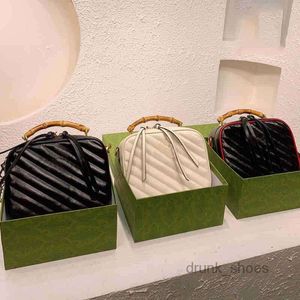 Kvällspåsar vintage fyrkantiga kamerapåsar kvinnor bambu hantera handväska axel läder designer märke crossbody kvinnliga plånböcker
