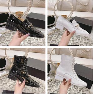 2022 Luxury Design Casual Shoes Women Chain Buckle Small Leather Shoe Short Boots Flat Shoes Storlek