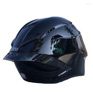 Capacetes de motocicleta inverno temporada completo capacete masculino e feminino scooter grande spoiler preto brilhante