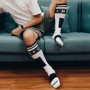 Erkek Çorap 2Pairlot Beyaz Beyaz Siyah Sarı Mavi Pembe Renk Seksi Erkekler Naylon Sports Uzun Tüp Futbol Sokak Giyim Konforlu 220923