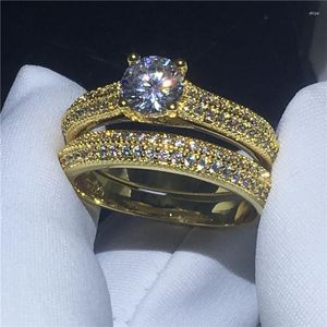 Anelli a grappolo Set di anelli fatti a mano in oro giallo con pavé incastonato 5A Zircone con pietra di fidanzamento Fede nuziale per regalo da donna