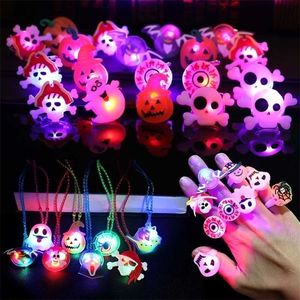 Weihnachtsdekorationen 50 Stück Halloween Flash LED Ring Glühender Kürbis Geisterschädel Weihnachtsmann S für Kinder Geschenke Party 220924