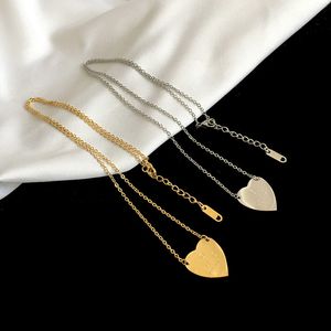 Europa Amerika Anhänger Halsketten Designer Fashion Style Lady 316L Titanstahl Gravierter Buchstabe 18K vergoldete Halsketten mit einzelnen Herzanhängern