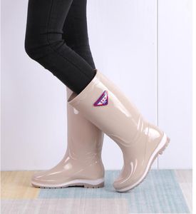 2022 New Rainboots 여자의 긴 레인 부츠 레이디 안티 스키드 패션 방수 중간 튜브 부엌 노동 비 신발 여성