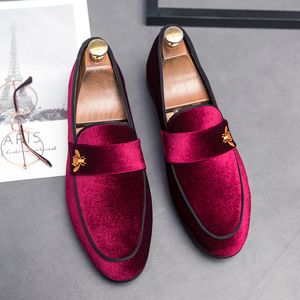Mężczyźni eleganckie solidne mokasyny buty kolor Faux zamszowy pasek haft haftowy