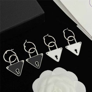 Brincos de orifício de teclas de novo triângulo Chartm Letters Designer Pingente Studs Mulheres trancam Triangular Dangler com caixa