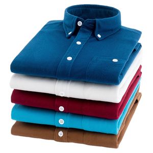 Camisas casuais masculas camisa de camisa espessada de veludo camisa listrada de manga comprida para homens decoração de crachá de botão plus size de lapela superior