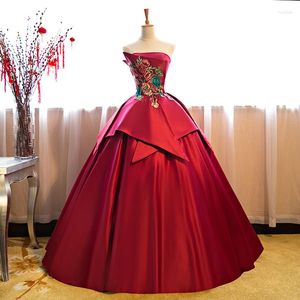 カジュアルドレス豪華な赤いブライダルウェディングイブニングドレス女性高品質の刺繍結婚ボールガウンストラップレスフロアレングスプロムパーティー