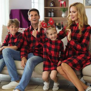 Familjsmatchande kläder Autumn Mom Mum Baby Mommy and Me Xmas Clothes Plaid Christmas Mother Daughter Dresses Father Son Shirts 220924