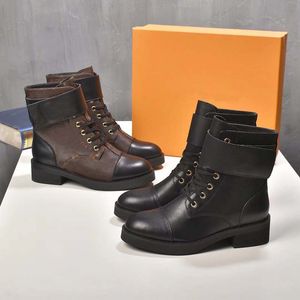 패션 디자이너 Martin Womens Boots 가죽 신발 및 발목 공장 직접 판매 라운드 발가락 끈이 있거나없는 끈 선택 부츠