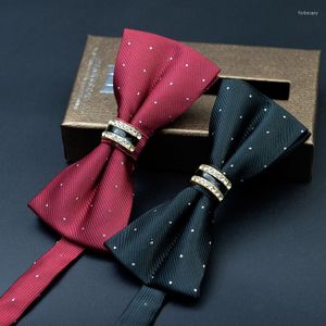 Bow Ties The Tie Man, düz başlı çift katmanlı kırmızı düğün töreni nedime metal Kore versiyonu giyiyor