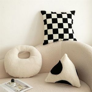 Plush Dolls Model Room Simple Black and White Checkerboard Pillow Sofa Cushion Living Room Household Geometric Triangle Shape Backrest Ring 220927