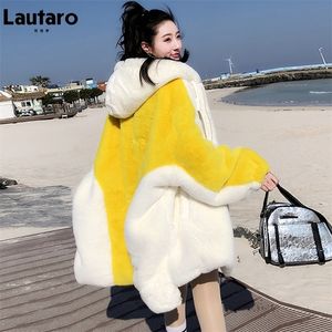 Kvinnors jackor lautaro vinter överdimensionerade varma gula och vita faux päls kvinnor med huva bat ärm landningsbanan stilfullt löst koreanskt mode 220926