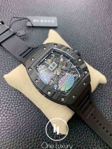 Tittar på armbandsurdesigner lyxiga herrmekanisk klocka original 011 rm11-03 flyback kronograf smidd kol på svart gummiband schweizisk 6wry