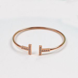 Braccialetto da tennis in oro con diamanti di design classico di qualità Bracciale in argento aperto a forma di T placcato oro per uomo Bracciali in acciaio al titanio all'ingrosso