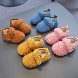 Sneakers Pantofole per bambini invernali Tinta unita Color caramella Lana di agnello Scarpe da interni per ragazzi Ragazze per bambini Morbido pavimento antiscivolo caldo 220924