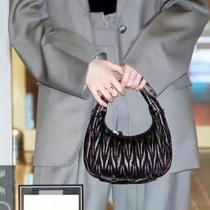 Miu Wander Matelasse satyna mini hobo designer torebka sprzętowa skórzana skóra Tote Hobo Silhouette Kobiety zamyknięcie zamykające torby na ramię