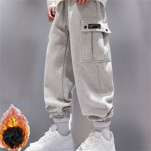 Herrspårar Ankomst trendiga män Sweatpants Plus Size Winter Loose Trouser Outdoor Male Pocket Warm Comfort Jogging Sport Pants Pantalones 220926