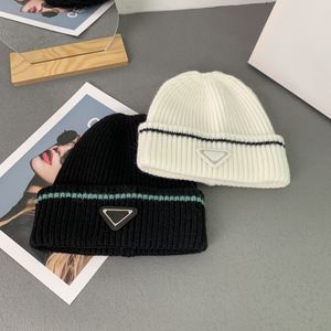 Famous Designer Casual Letters Woolen Cap Female inverno in inverno Coppia di cappello a maglia con cappello da lavoro a maglia Logo Hatband Warm