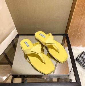 Новые тапочки треугольника с буквами с буквами резиновые мягкие нижние шлепанцы дизайнерские сандалии летняя модная мода с мягкой изысканной женской обувью