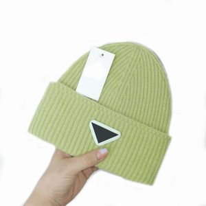 Luksusowa czapka czapka dzianina designerka czapka czapka litera zimowe czapki na zewnątrz zimny dowód ciepły pluszowy miękki popularny projektant mody czapki dla mężczyzn i kobiet pj019