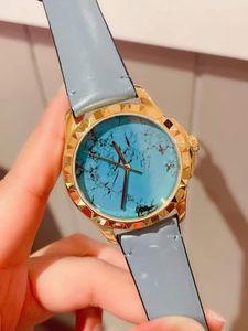 Marca de 38mm Moda Menino Menino Quartz Assista Couples Crystal Sapphire Glasswatch Watch Female Geom￩trico Rel￳gios Male Genu￭nos de Couro Genador Blue Dial