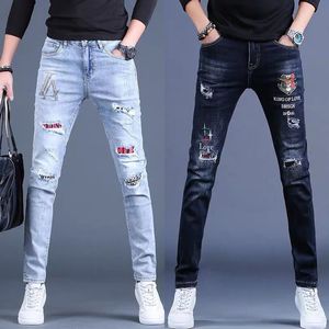 Mäns jeans herrar högkvalitativa smala passform broderi ljus lyx rippade sträcktryck hål lappade repor casual denim byxor 220927