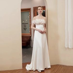 Leichtes, luxuriöses, kleines, böhmisches Hochzeitskleid aus Spitzensatin mit One-Shoulder-Träger LD829