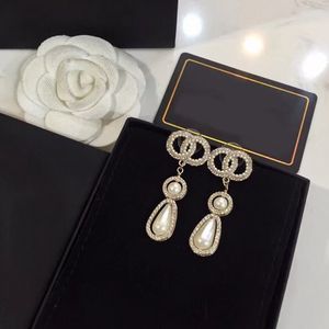 Luxusdesigner Mode Dangle Kronleuchter Ohrringe k Gold plattiert Perlen Diamanten Harz Drop Ohrringe Frauen Hochzeitsfeier Geschenke Schmuck mit Kasten