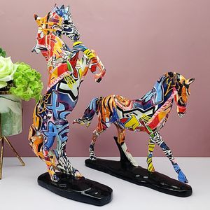 Oggetti decorativi Figurine Graffiti Cavallo Scultura Animale Resina Cavalli Statua Figurine Decorazione domestica colorata Ornamento Interni Arte Artigianato 220928