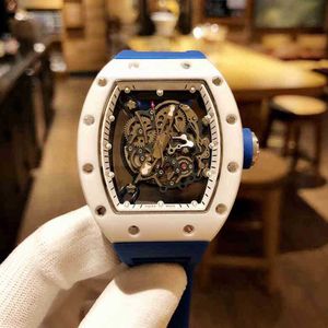 Tittar på armbandsurdesigner lyxiga män mekanisk klocka affär fritid richa milles rm055 automatisk vit keramisk blå tejp schweizisk moveme aq2s