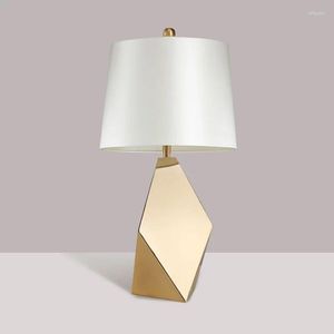 Lampy stołowe nowoczesne kreatywne metalowe lampy żelaza tkanina pokrywka modelka salon villa dekoracja sztuki