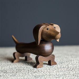 Dekorativa föremål Figurer Walnut Sausage Dog Figures for Home Decoration and Birthday Present Danish Famous Tood Hand Crafts Nordic Fashion Miniatures 220928