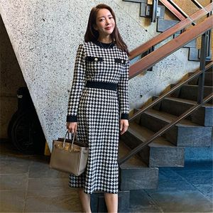 Casual Dresses Korean Style 2022 Vinterkvinnor Högkvalitativ o-hals Fullärmad klänningskontor Lady Fashion Long Knit Sweater