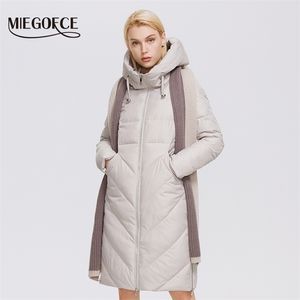 Piumino da donna MIEGOFCE Designer Giacca invernale da donna Moda lunga Cappotto da donna Fibra di poliestere con sciarpa Parka da donna D21601 220929