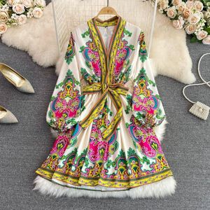 Casual Dresses Spring and Autumn French Retro Loose V-ringning Lantern Sleeve Positionering Tryck i midjan Tunn A-Line Swing Dress