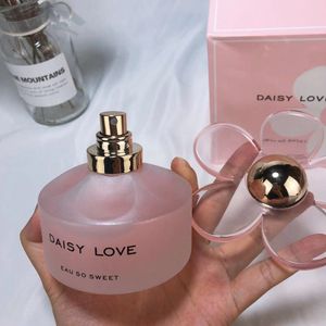 Designer Woman Daisy love Flower Doft 100ml De Toilette Spray god lukt lång tid lämnar dam kroppsdimma hög version kvalitet snabbt skepp