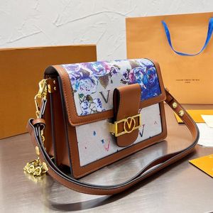 Dauphine Flower Crossbody Väskor Postman Bag Chain Women Axel Messenger Flap Leather Wallet Floral Letters Justerbar remväska