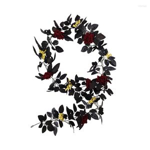 装飾的な花シミュレーションローズリーフラッタンシルクハロウィーンブラックデコレーションDIYホームウォールハンギングプラントヴァインフェスティバル雰囲気のレイアウト